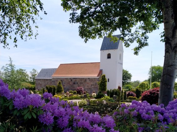 Sønder Felding kirke efterårsmorgen